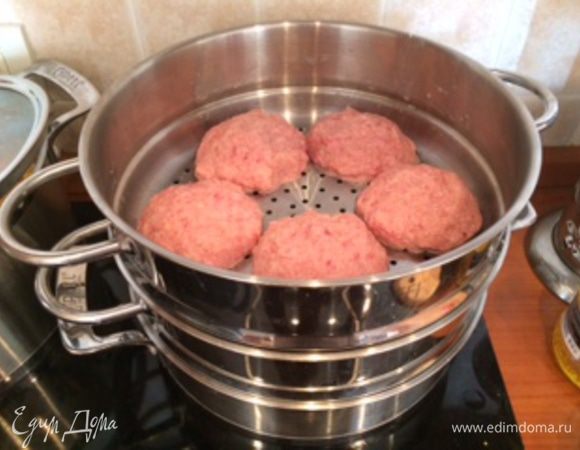 Сформуйте котлеты интенсивно перебрасывая их из ладони в ладонь (так вы придадите им дополнительной мягкости в итоге) и разместите котлеты в пароварке. Плотно закройте крышкой и варите 45-50 минут (огонь чуть выше среднего - 6 из 9).