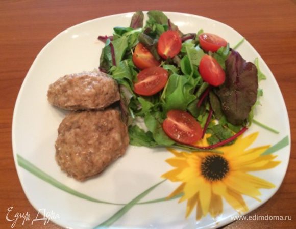 По готовности выложите котлеты на тарелку. Для придания им блеска можно смазать кисточкой поверхность котлеты растительным маслом. Подавайте с овощным салатом или любимым гарниром. Приятного аппетита!