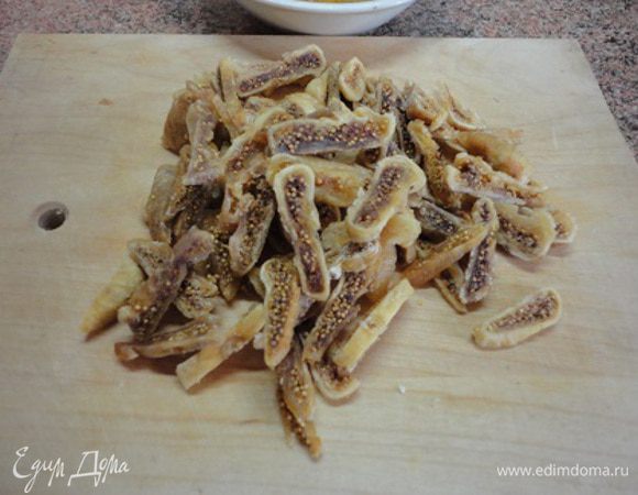 Инжир нарезать на полоски. Промытый и просушенный изюм соединить с инжиром и 2 ст. ложкой муки.