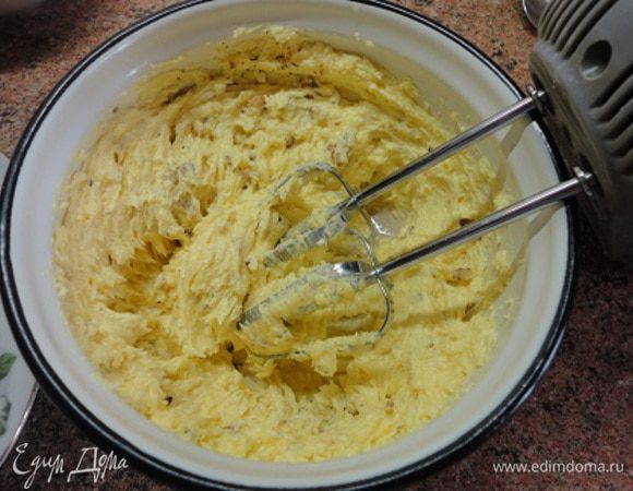 Масло (или маргарин) взбить с сахаром. Продолжая взбивать, добавить по одному яичные желтки, цедру и сок лимона и рубленые орехи (вместо грецких можно использовать миндаль).