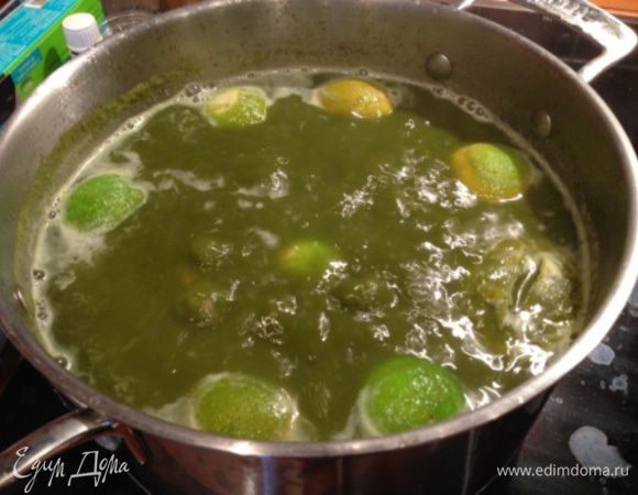 Доведите суп до кипения. Помойте лимоны, обдайте их кипятком. Сок 1,5-2 лимонов (по вкусу) добавьте в суп (половинки выжатых лимонов также положите в суп). ЕСЛИ, вместо лимонов используются лаймы, то в бульон их не опускать во избежание горечи - используется только сок). Доведите до кипения. Через 2-3 минуты огонь можно выключить, накрыть суп крышкой и дать настояться. Через 15-20 минут выловить кожуру лимона (если Вы ее добавляли), посолить по вкусу. Дать настояться еще 20-30 минут.