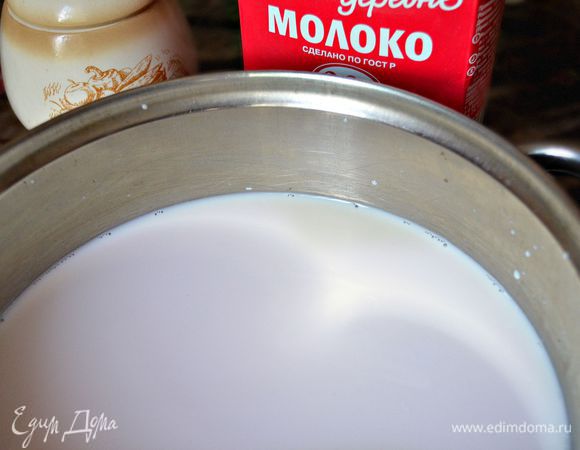 В кастрюлю с толстым дном налить молоко, насыпать сахар, ванильный сахар. Добавить корицу, гвоздику(по желанию), щепотку соли. Молоко довести до кипения, всыпать рис и варить 35 мин на медленном огне. 