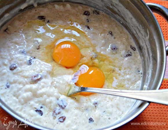 Рисовую массу слегка остудить и вбить 2 яйца, добавить изюм и хорошо перемешать с рисом.