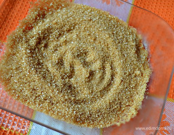 Теперь приготовим карамель. Для этого потребуется коричневый сахар и немного воды.