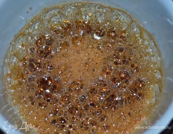 В кастрюле соединить сахар с водой, довести до кипения...