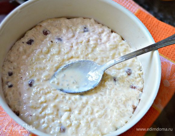 Готовую карамель перелить в форму для выпекания, предварительно смазанную растительным маслом. (Я использовала форму для кулича, можно разложить массу и по небольшим формочкам для пудинга). В форму с карамелью выложить рисовую массу, разровнять. В противень установить форму с рисовой массой, наполовину наполнить горячей водой, и выпекать 45 минут (для маленьких формочек достаточно 30 мин).