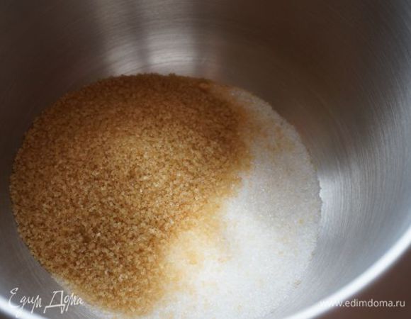 Сахар смешиваем.
