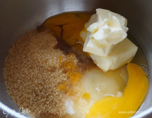 Добавляем мягкое масло, экстракт и яйца.