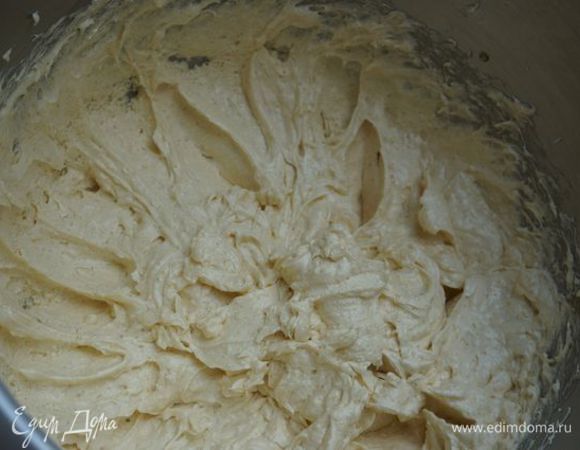 Нужно добиться пышной светлой массы - займет около 4-5 минут.