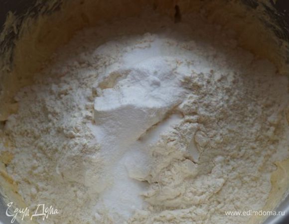 Просеиваем муку, соль, размешиваем до однородного состояния.