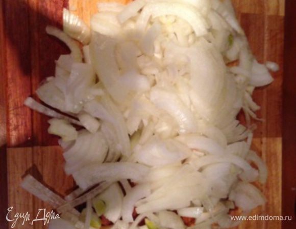 Лук очистить от кожицы, сполоснуть и порезать полукольцами.