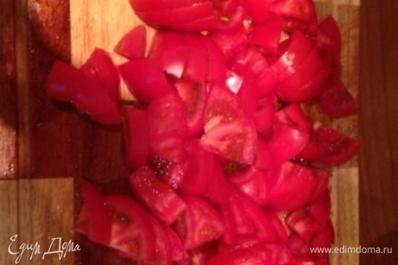 Мытые помидоры порезать поперек толщиной 5-7 мм.