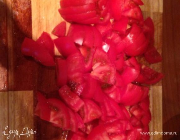 Мытые помидоры порезать поперек толщиной 5-7 мм.