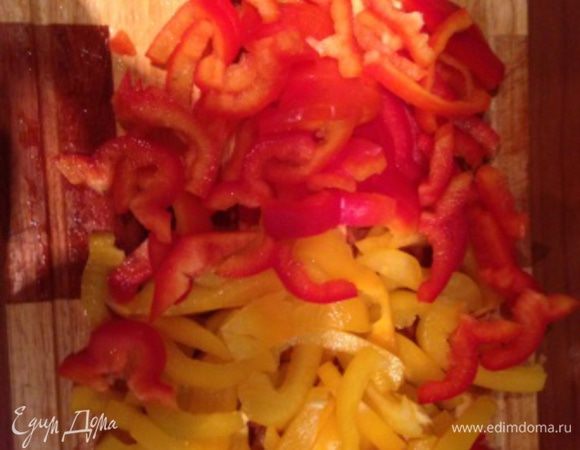 Болгарский перец (красный обязательно) помыть, освободить от семян и порезать четвертинками колец.