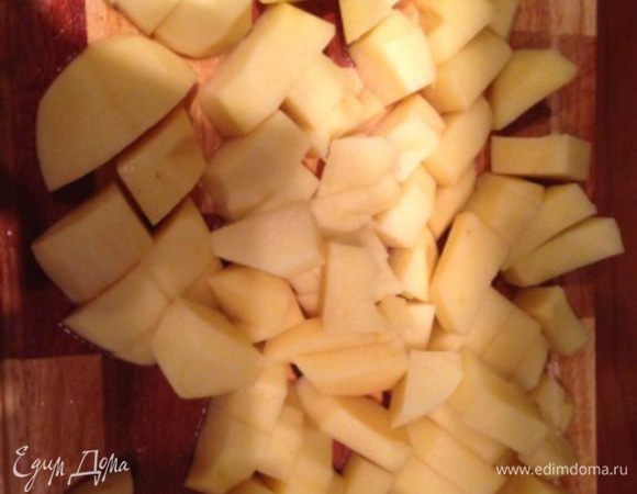 Картофель помыть, почистить, порезать средними кубиками и оставить  в холодной воде в отдельной посуде (в принципе картофель можно не использовать).
