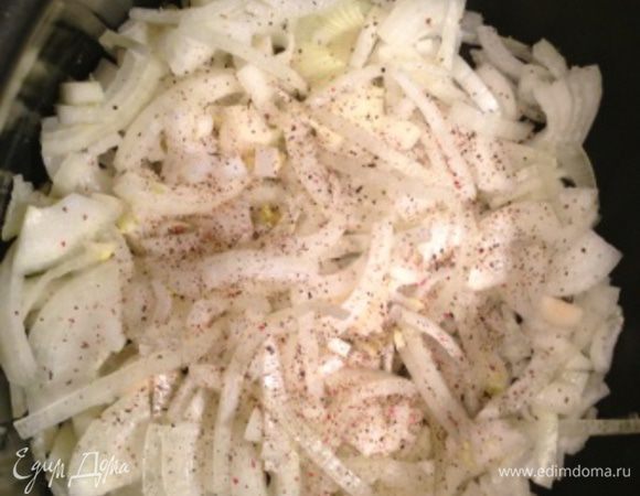 Начинаем все укладывать слоями в мультиварку или кастрюлю (смазывать маслом не обязательно), - слой 1 - лук (чуть посолить, поперчить).