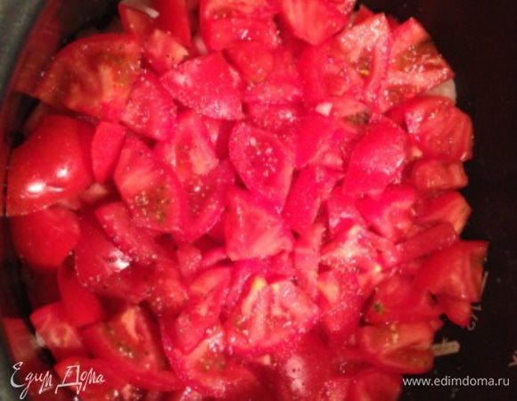 Слой 2 - помидоры (чуть посолить, добавить немного специй); слой 3 - половина порезанного болгарского перца. Я использую специи для баранины или свинины (лучше не пакетированные, а купленные на развес) с добавлением зиры, кориандра.