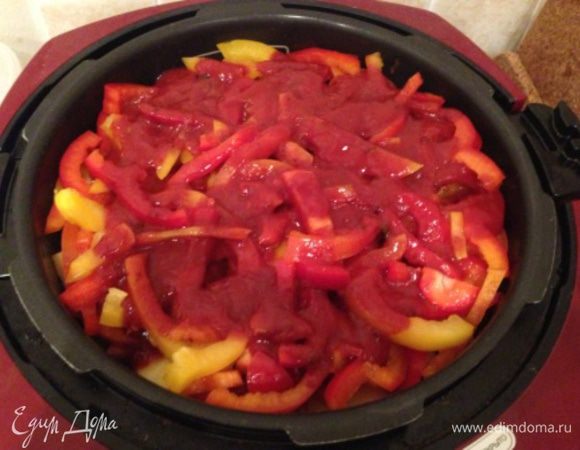 Добавить оставшийся перец. Добавить томатную пасту, смешанную с небольшим количеством соли (можно использовать кетчуп или сацебели). Мультиварку закрыть крышкой и готовить в режиме "Тушить" около 1 ч. 40 мин. Если мультиварка имеет паровой клапан (препятствующий выкипанию жидкости), поставьте режим 2. Если такого клапана нет (или блюдо готовится в кастрюле) - то для надежности можно добавить 50-70 гр воды.
