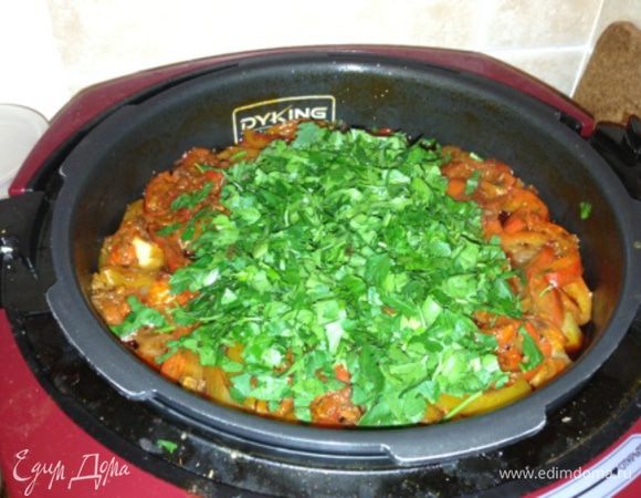 По готовности, выключить мультиварку, выпустить оставшийся пар (чтобы паровой клапан мультиварки опустился), открыть крышку и добавить рубленую зелень: подойдет кинза (это лучше всего) или петрушка. Аккуратно все перемешать, закрыть крышкой на 15-20 мин. Подавать в глубоких тарелках или пиалках (очень вкусный сок). Приятного аппетита!