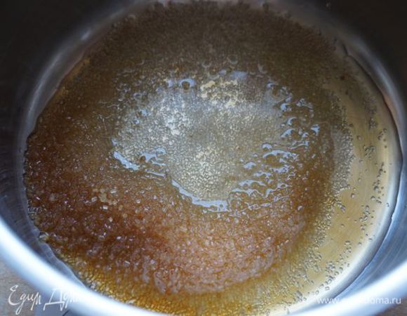 Сахар заливаем водой, ставим на огонь, растапливаем.
