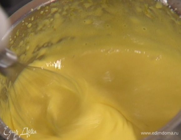 Поместить кастрюлю на водяную баню и прогревать, непрерывно взбивая миксером, пока не образуется пышная масса.