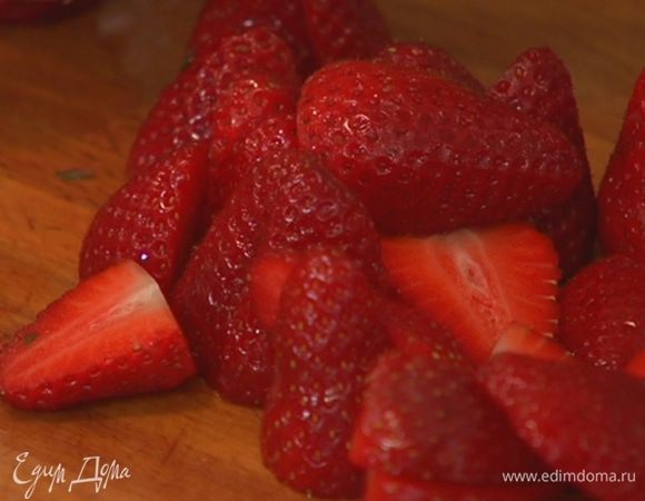 Клубнику разрезать пополам.