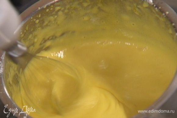 Миндальную муку добавить в желтковый крем и вымешать тесто.