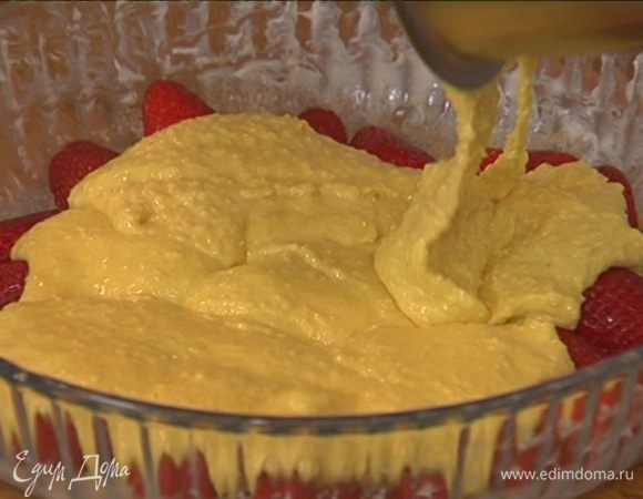 Равномерно выложить тесто на клубнику.