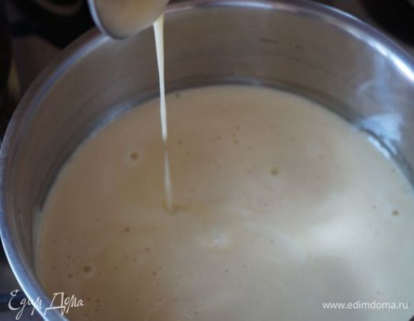 Всыпаем соду, размешиваем, масса начнет бурлить и побелеет.