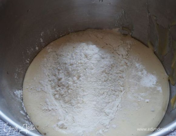 Переливаем мед в холодную миску, просеиваем 120-150 г муки, размешиваем.