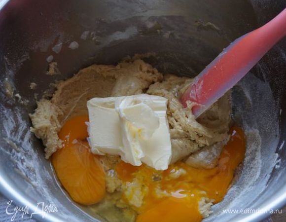 Добавляем сливочное масло.