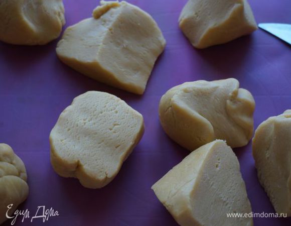 Охлажденное тесто делим на 8 равных частей (из обрезков получится еще один, 9-ый), достаем по одной порции из холодильника перед раскаткой, чтобы тесто не грелось.