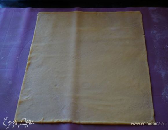 Раскатываем на силиконовом коврике или пергаменте очень тонко корж, размером 25*20 см или 20*20 см (обрезки не выпекаем, оставляем на последний корж).