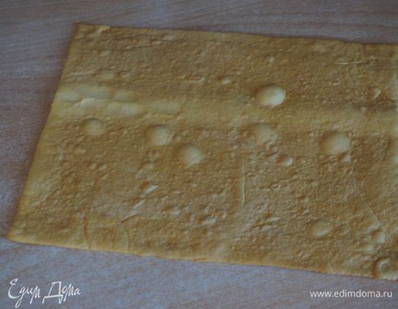 Выпекаем 4,5-5 минут каждый корж при 220"С до красивого золотистого цвета, сразу же кладем на ровную поверхность! 