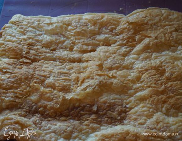 Готовое слоеное тесто - раскатываем по такому же размеру 2 коржа, выпекаем по инструкции (обычно, около 8-10 минут при 220"С)