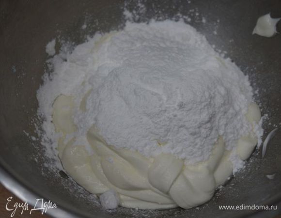 Крем. Сметану смешиваем с пудрой и крахмалом.