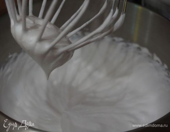 Сливки (400-450 мл) взбиваем до мягких пиков.