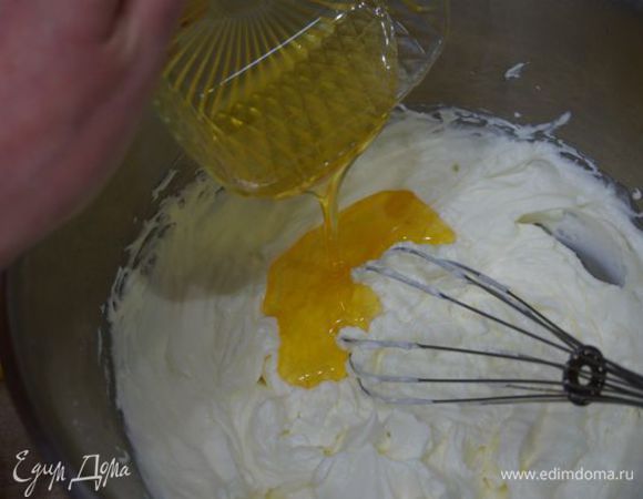 Сметанный крем смешиваем с медом.