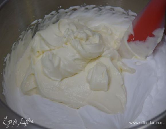 Соединяем сливки и сметану.