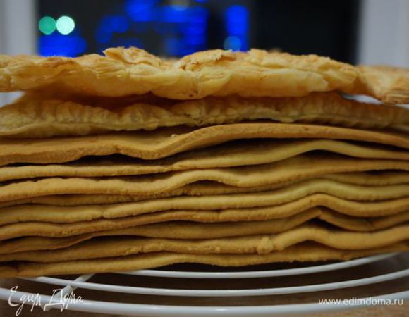 Готовые коржи. Хочу еще раз сделать акцент на том, что их нужно ровнять перед выпеканием, либо сразу же после того, как достали из духовки, пока они мягкие и пластичные. Остывают и твердеют очень быстро и, если их обрезать потом, будут крошиться!