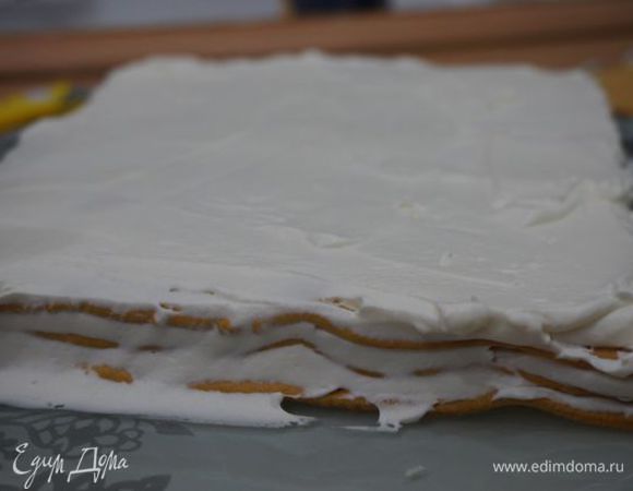 3 медовых коржа смазываем кремом