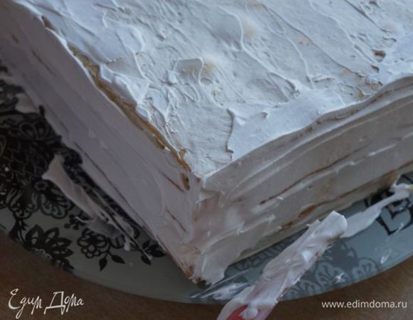 Накрываем оставшимися медовыми коржами, сверху смазываем кремом. Убираем в холодильник (желательно, на ночь). Крем останется, но он нам нужен чтобы потом выровнять бока и верх.