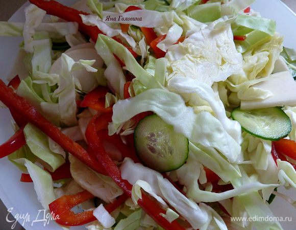 Перец порезать на полоски.
Огурец ,  редис  , репу , морковь и капусту  порезать очень тонко.
Имбирь измельчить.

