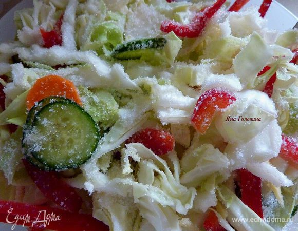 Все овощи и имбирь сложить в большую миску (с крышкой) и засыпать сахаром. Дать постоять 5 минут.