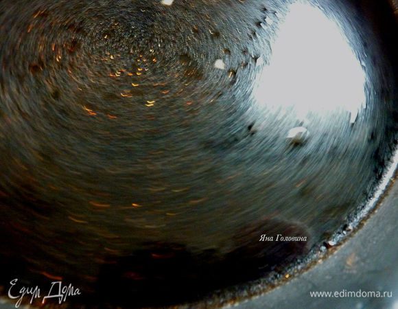 Тем временем подготовить маринад . Все ингредиенты маринада хорошо перемешать в миске.
