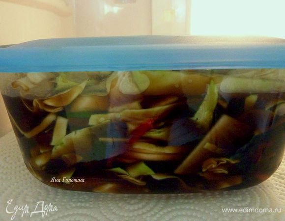 Овощи перемешать , если образовался сок то слить и залить маринадом что бы овощи были покрыты . Закрыть крышкой и поставить в холодильник на 2 часа .  