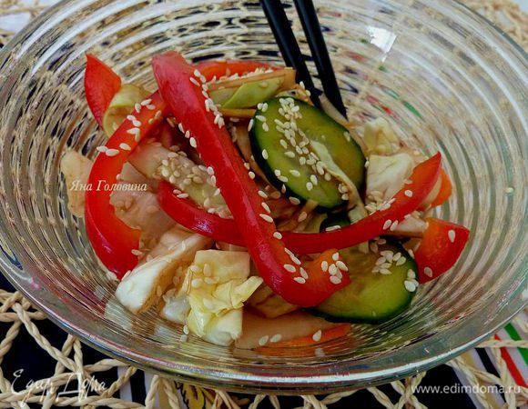 При подачи посыпать кунжут . 