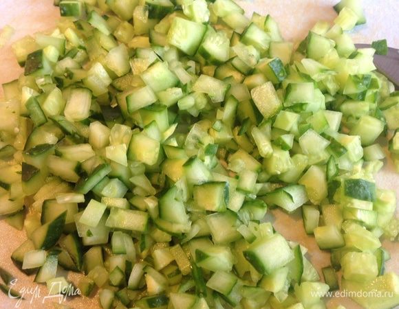 Огурцы нарезать очень мелко.