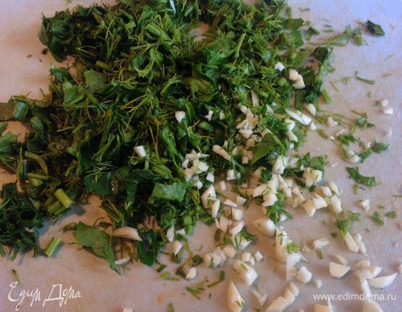 Мелко порубить зелень и чеснок. Если любите поострее добавьте побольше чеснока.