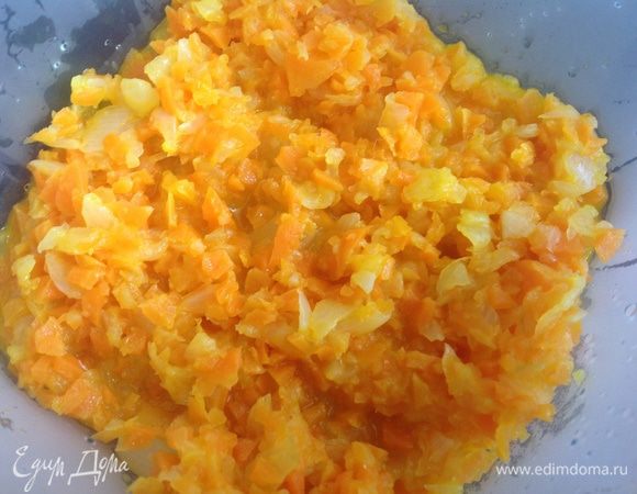 Лук и морковь пассеровать с 2 ст л растительного масла. Выложить. 